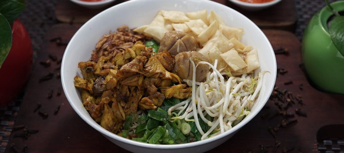 Bol de mie ayam avec sambal et tofu frit, cuisine indonésienne traditionnelle