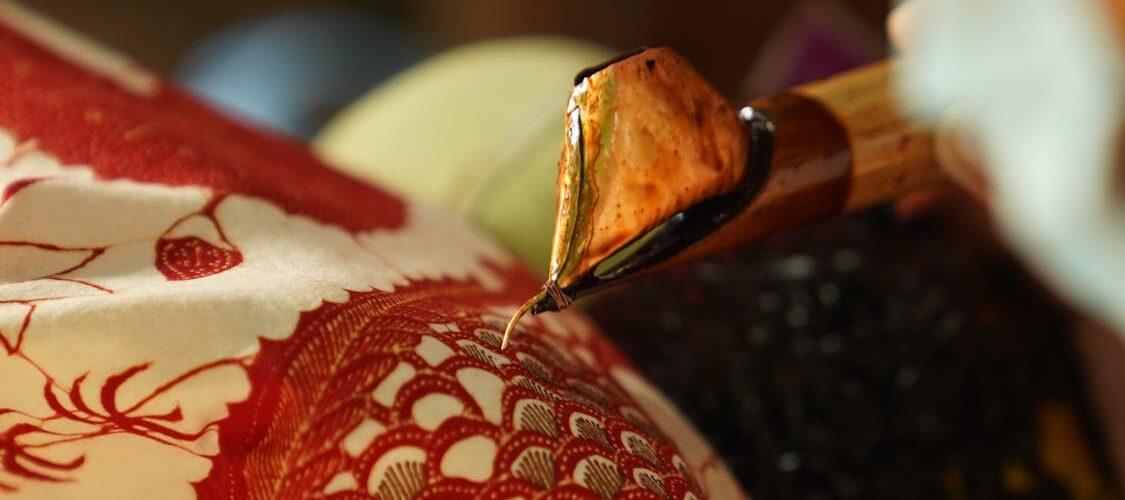 Batik tulis traditionnel dessiné au canting sur tissu, artisanat indonésien