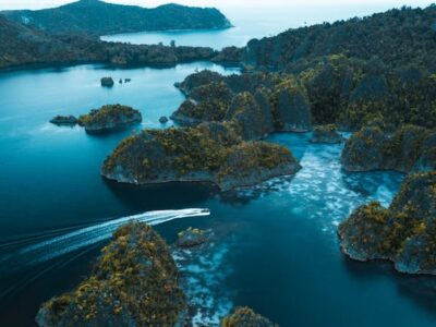 Des volcans de Java aux récifs de Raja Ampat : un archipel sculpté par le feu et l'eau