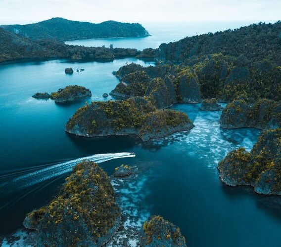 Vue aérienne des îles de Raja Ampat, Papouasie occidentale, Indonésie