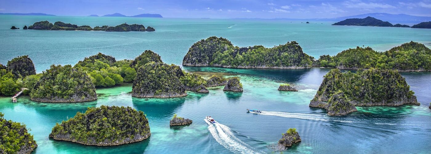 Vue aérienne des îles karstiques de Raja Ampat depuis le belvédère de Piaynemo