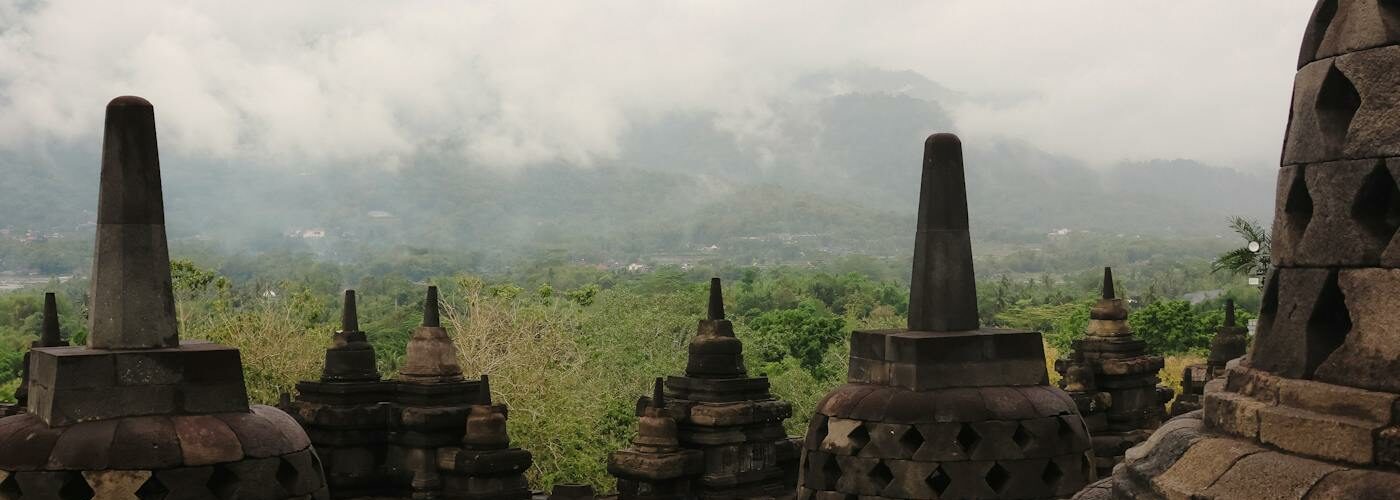 Temple de Borobudur dans la brume matinale en Indonésie