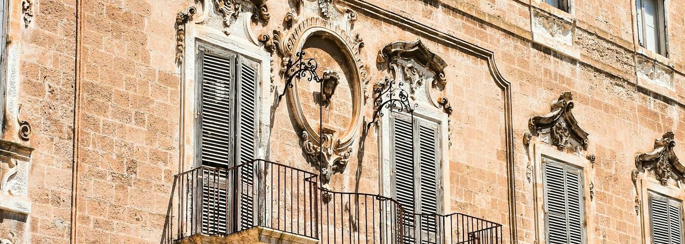 Façade baroque italienne ornée de sculptures et détails architecturaux