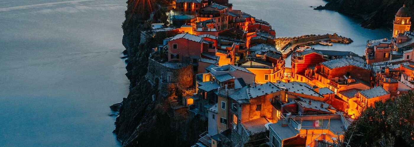 Village coloré des Cinque Terre accroché à la falaise face à la mer Ligure