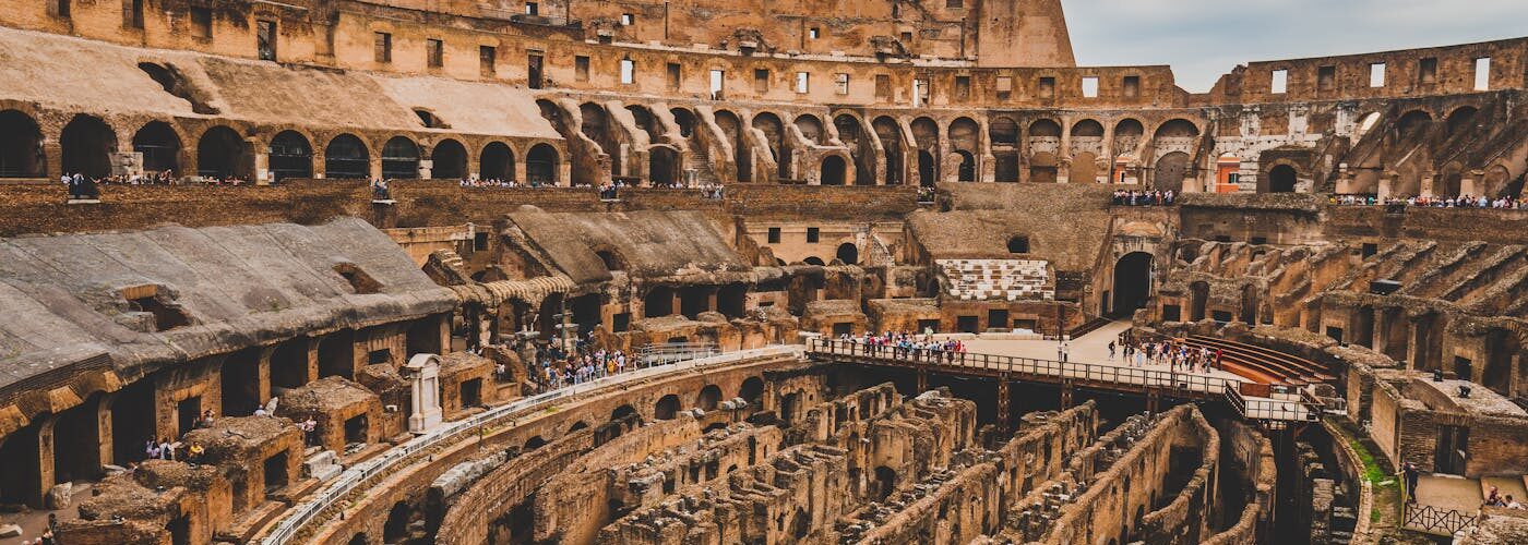 Le Colisée de Rome illuminé au crépuscule, symbole de la civilisation italienne