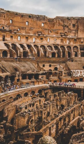 Le Colisée de Rome illuminé au crépuscule, symbole de la civilisation italienne