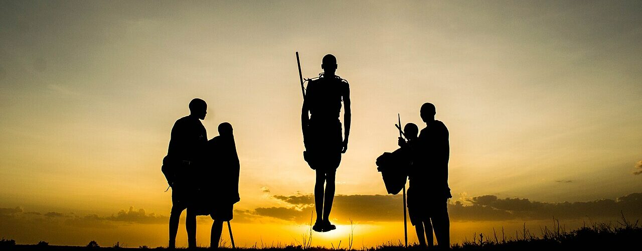 Guerriers Maasaï sautant au coucher du soleil au Kenya