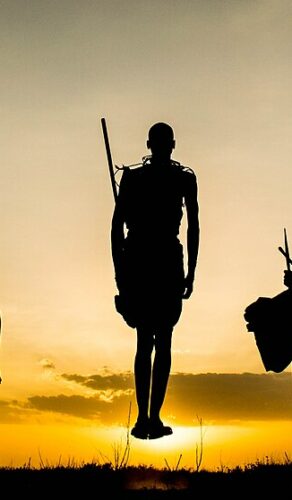 Guerriers Maasaï sautant au coucher du soleil au Kenya