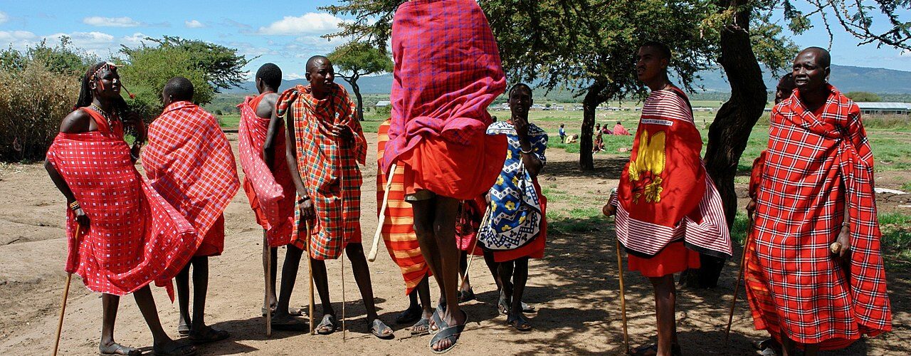 Jeunes guerriers Masaï exécutant leur danse traditionnelle