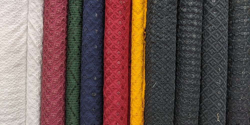 Tissus de soie aux motifs colorés traditionnels, artisanat textile asiatique