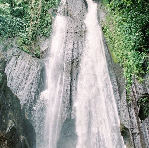 Cascade turquoise dans la jungle tropicale, Laos