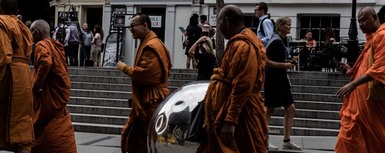 Groupe de moines bouddhistes en robe safran marchant dans la rue