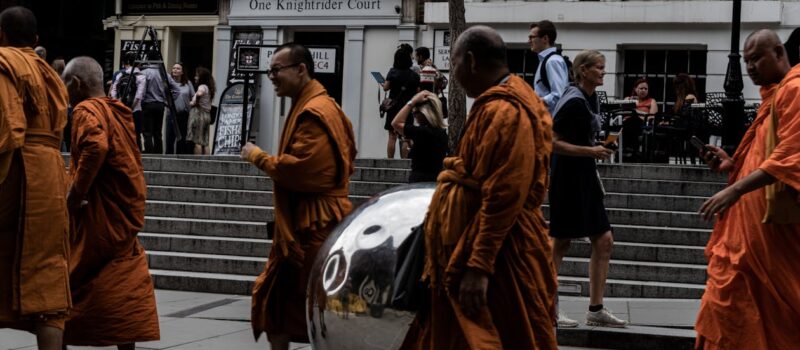 Aumônes à l'aube et esprits des rivières : la spiritualité douce du pays au million d'éléphants