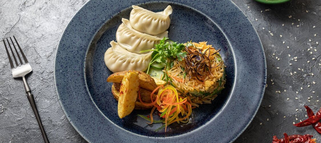 Riz et dim sum servis sur assiette, cuisine sino-malaisienne traditionnelle