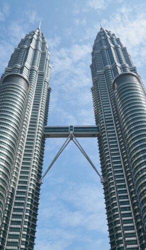Tours Petronas sous un ciel bleu, Kuala Lumpur, Malaisie