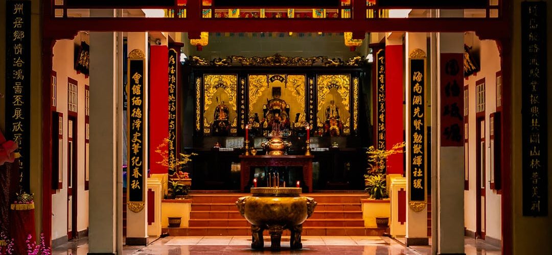 Intérieur orné d'un temple bouddhiste avec autel doré, Malacca, Malaisie