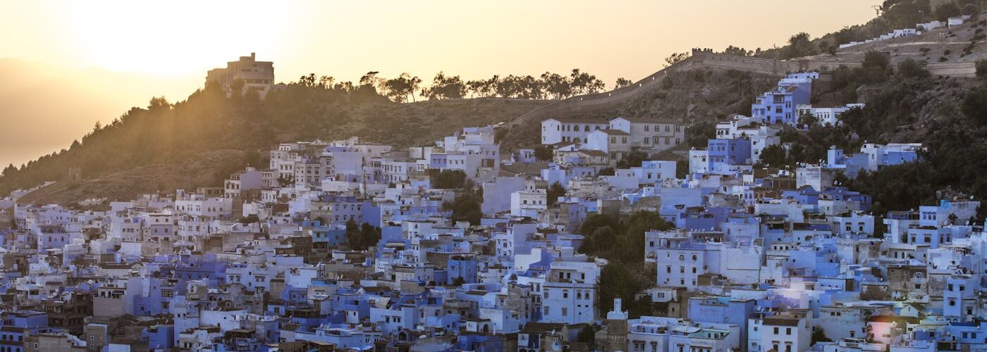 Vue panoramique de la ville bleue de Chefchaouen au Maroc au coucher du soleil