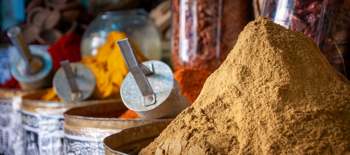 Épices colorées sur un marché marocain