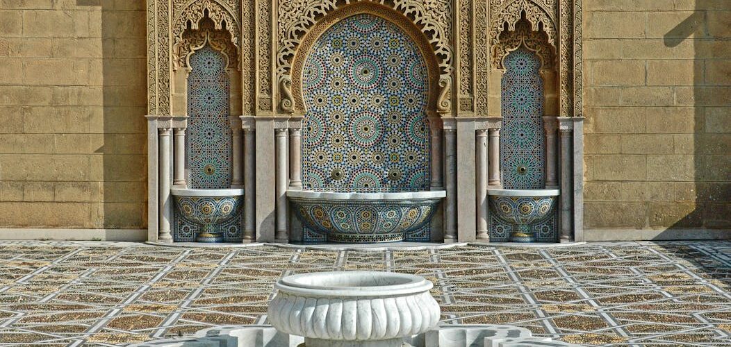 Fontaine traditionnelle marocaine avec mosaïques zellige à Rabat