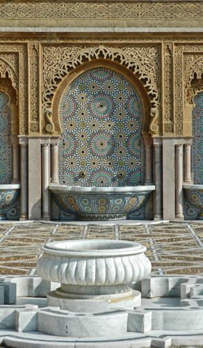 Fontaine traditionnelle marocaine avec mosaïques zellige à Rabat