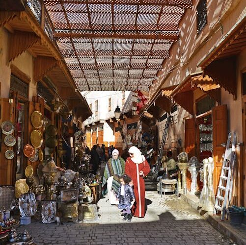 Souk animé dans la médina de Fès, Maroc