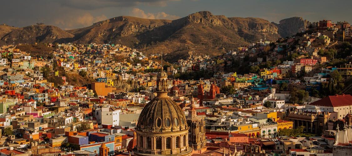 Vue panoramique sur les maisons colorées de Guanajuato au Mexique
