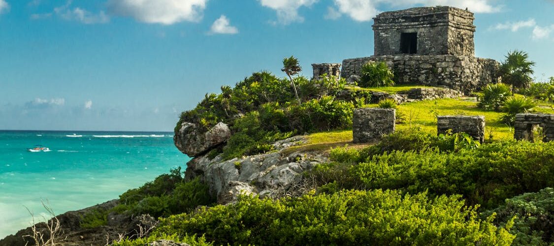 Ruines mayas de Tulum surplombant la mer des Caraïbes turquoise
