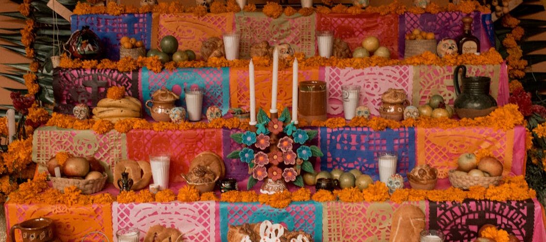 Autel traditionnel ofrenda du Día de los Muertos décoré de fleurs de cempasúchil