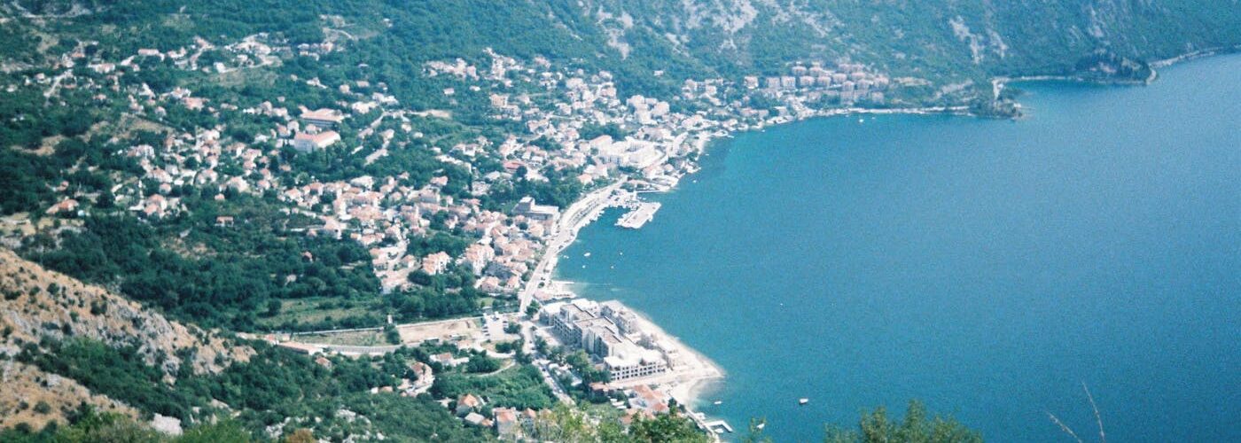 Vue aérienne de la baie de Kotor et de la ville côtière au Monténégro