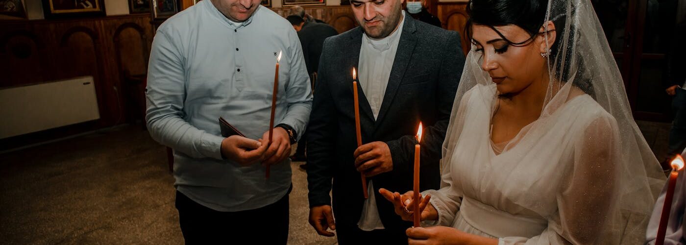 Cierges allumés dans une église orthodoxe, tradition religieuse des Balkans