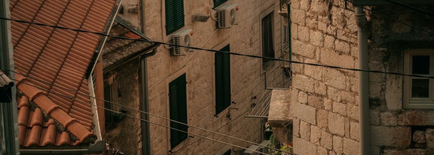 Architecture de pierre et toits rouges de la vieille ville de Kotor au Monténégro