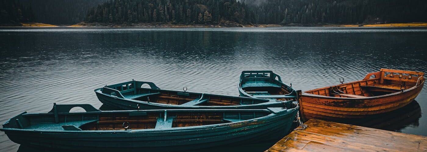 Barques en bois sur un lac de montagne dans le parc national de Durmitor au Monténégro