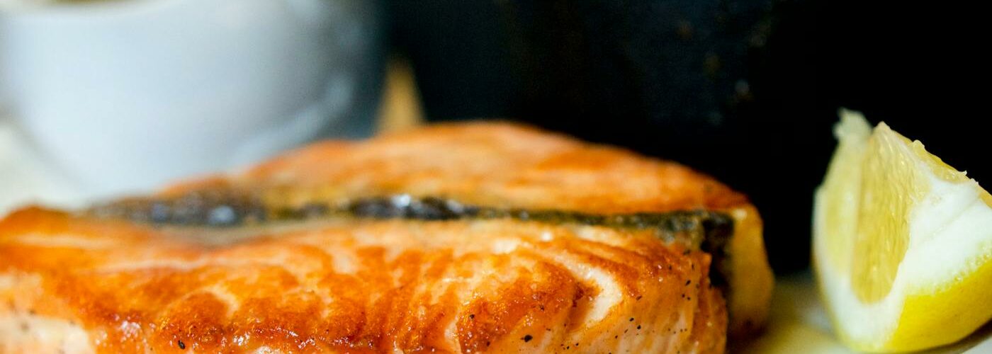 Poisson grillé avec citron, spécialité de la cuisine méditerranéenne monténégrine