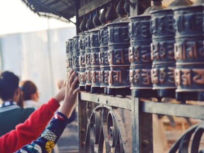 Des stupas de Boudhanath aux bûchers de Pashupatinath : là où bouddhisme et hindouisme se regardent dans les yeux