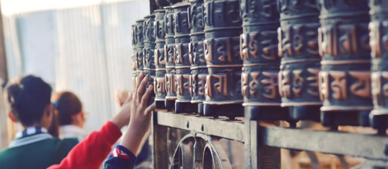 Des stupas de Boudhanath aux bûchers de Pashupatinath : là où bouddhisme et hindouisme se regardent dans les yeux