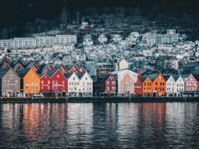 Stavkirker, Bryggen et design scandinave : l'architecture norvégienne entre bois et modernité