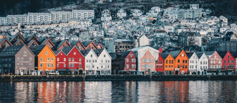 Stavkirker, Bryggen et design scandinave : l'architecture norvégienne entre bois et modernité