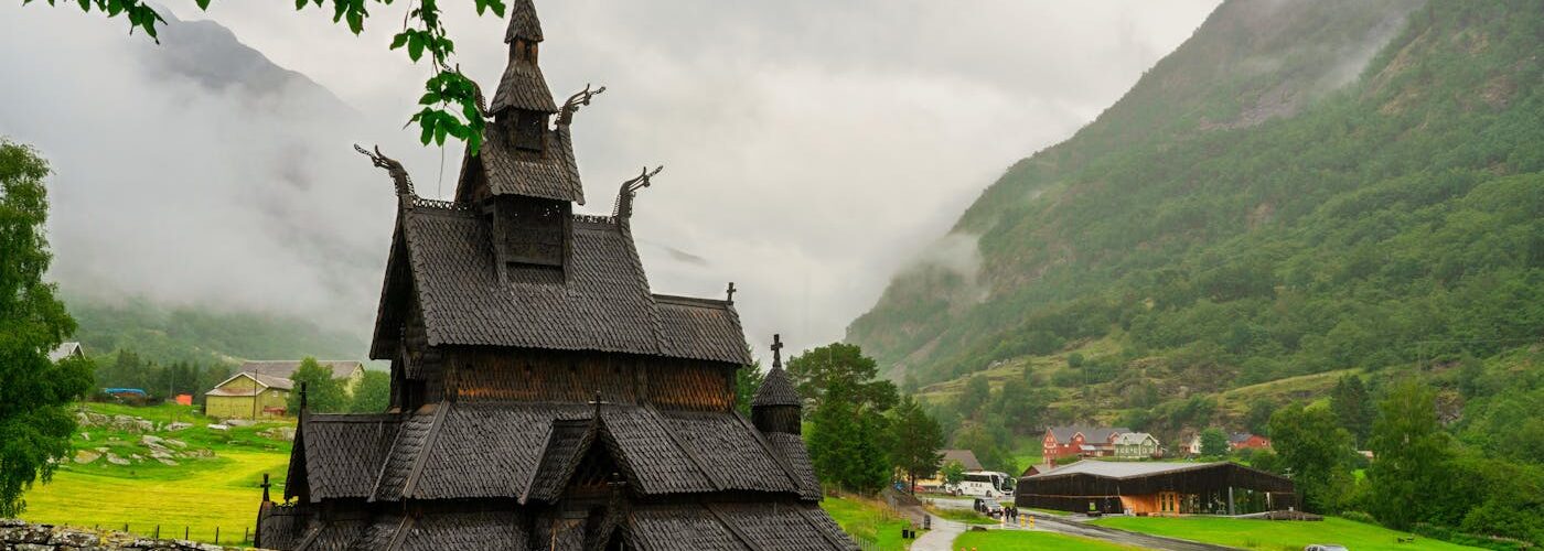 Église en bois debout (stavkirke) de Borgund, architecture viking médiévale de Norvège
