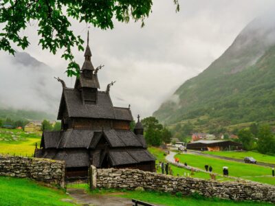 Héritage viking, fêtes de la Saint-Jean et friluftsliv : les traditions qui forgent la Norvège