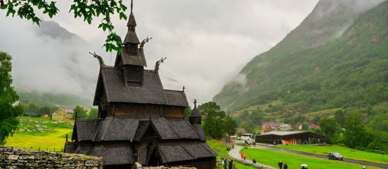 Héritage viking, fêtes de la Saint-Jean et friluftsliv : les traditions qui forgent la Norvège
