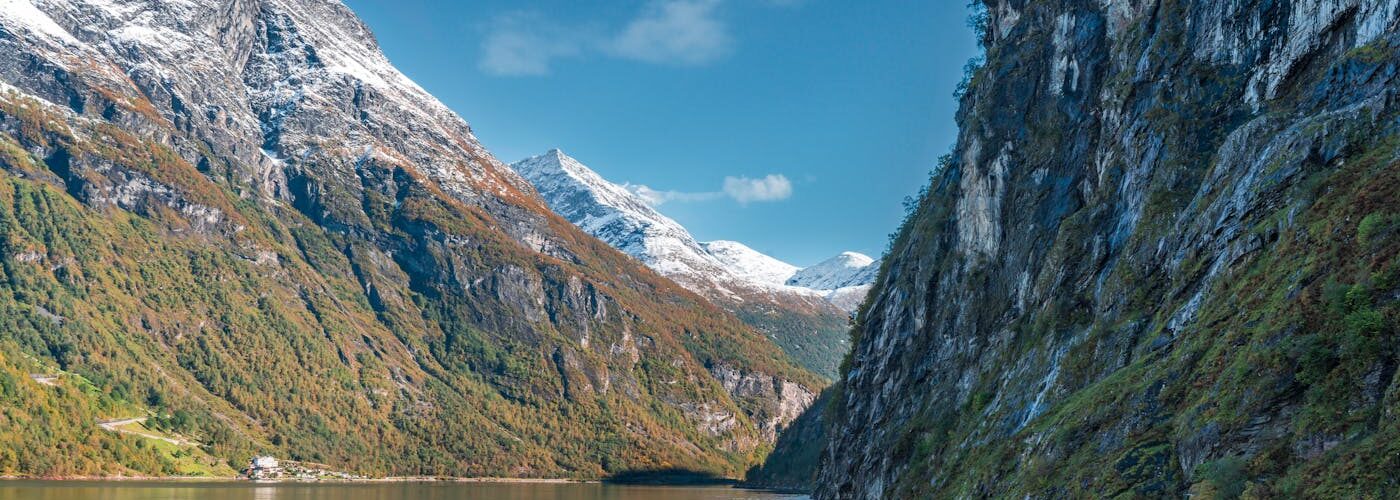Fjord norvégien spectaculaire encadré de montagnes aux couleurs d'automne