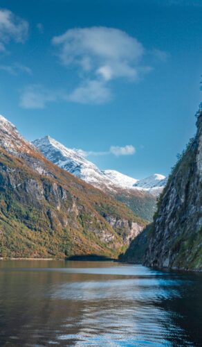 Fjord norvégien spectaculaire encadré de montagnes aux couleurs d'automne