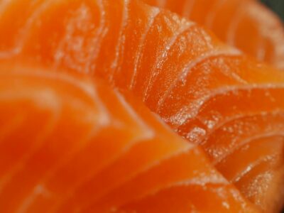 Saumon, brunost et aquavit : la gastronomie norvégienne, trésors de la mer et de la montagne