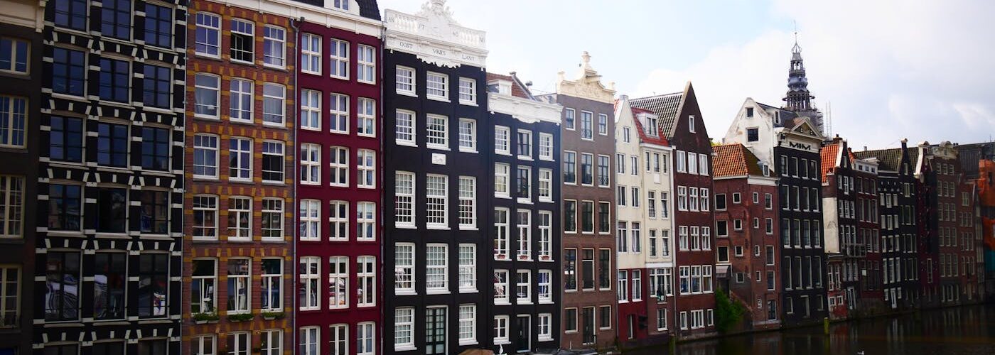 Maisons typiques le long du canal Amstel à Amsterdam, reflets sur l'eau