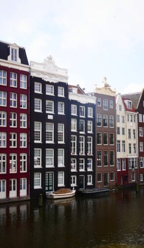 Maisons typiques le long du canal Amstel à Amsterdam, reflets sur l'eau