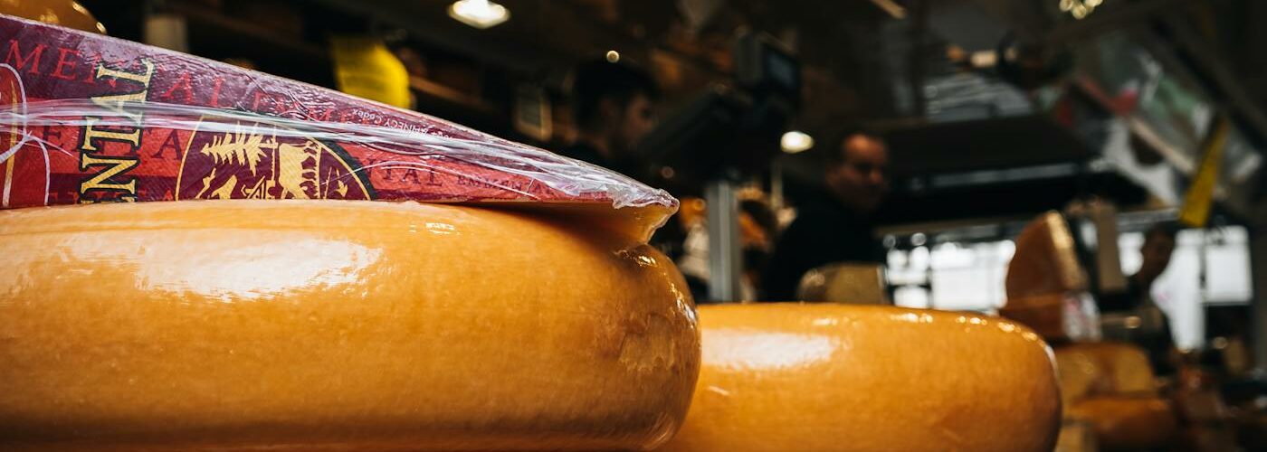 Meules de fromage Gouda empilées sur un étal de marché aux Pays-Bas