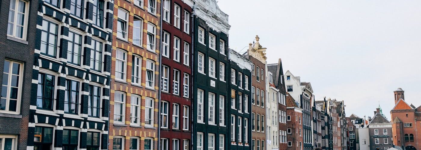 Maisons historiques aux pignons colorés le long d'un canal d'Amsterdam