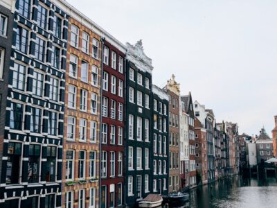 Pignons à gradins, moulins et De Stijl : l'architecture néerlandaise entre eau et innovation