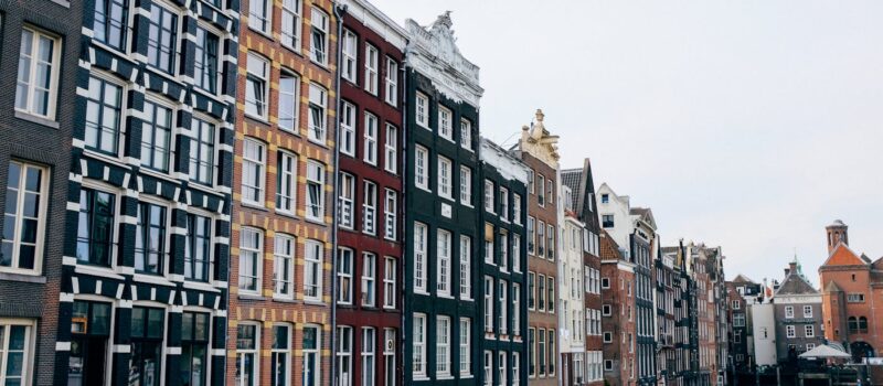 Pignons à gradins, moulins et De Stijl : l'architecture néerlandaise entre eau et innovation