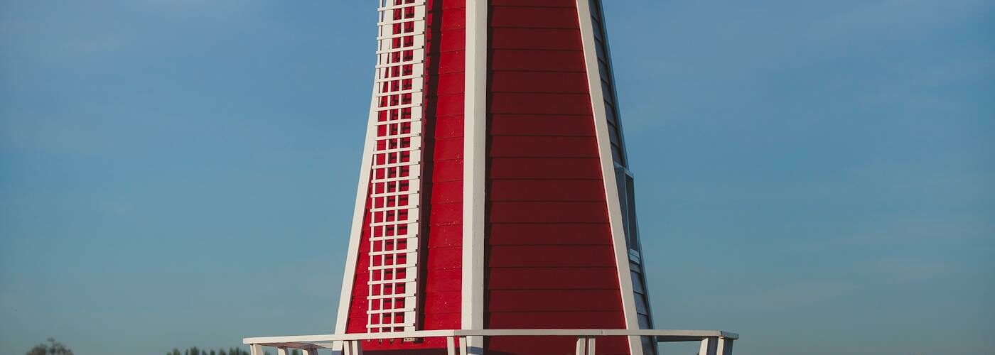 Moulin à vent hollandais traditionnel peint en rouge, blanc et bleu